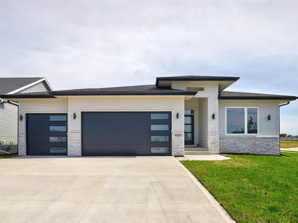 4703 89th St, Urbandale, IA 50322
