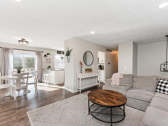 3rd image of 7827 Stonehill Dr