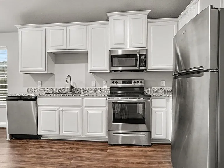1425 Waverley Dr — Photo 12