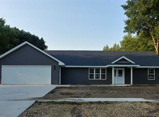 820 E Fayette St, Manchester, IA 52057