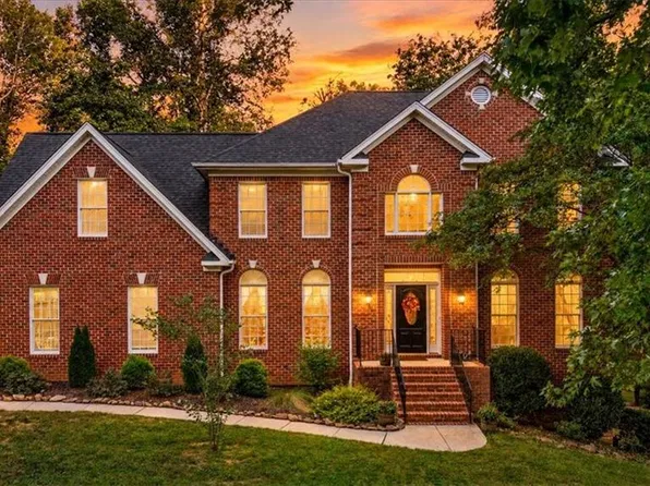 1804 Ridge Oaks Dr, Oak Ridge, NC 27310