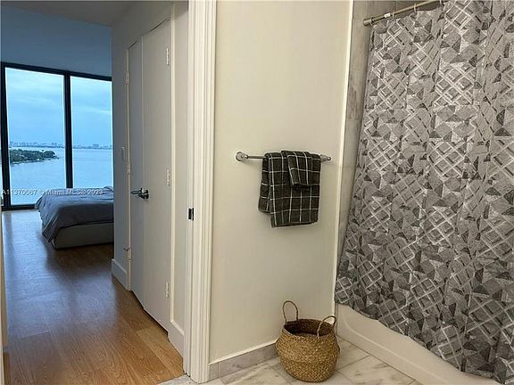 4th image of 601 NE 36th St APT 1009