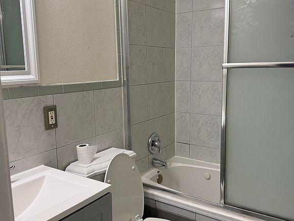 Full bathroom in upper level