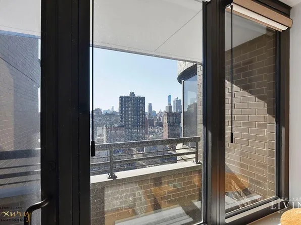 330 East 38th Street image 10 of 24