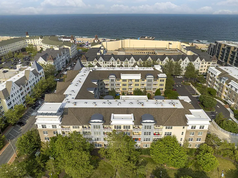 Pier Village Apartments — Photo 31