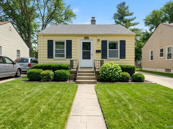 18981 Kenosha St, Harper Woods, MI 48225