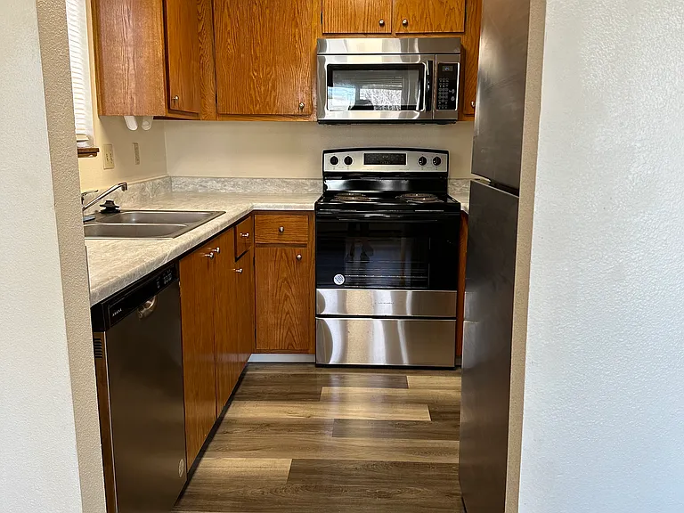 Sunset Square Apartments — Photo 1
