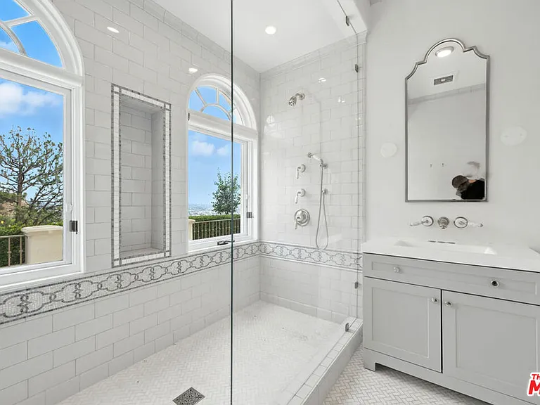 1675 N Woods Dr — Photo 42