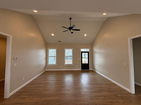 4th image of 402 Pinehurst Way
