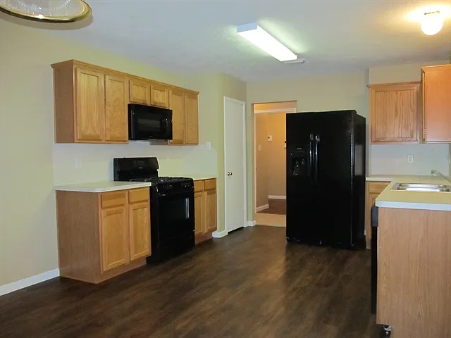 3 bed, 2.0 bath, 2177 sqft, $2,095 — Photo 2
