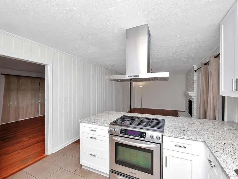 1249 Robert Ln — Photo 10