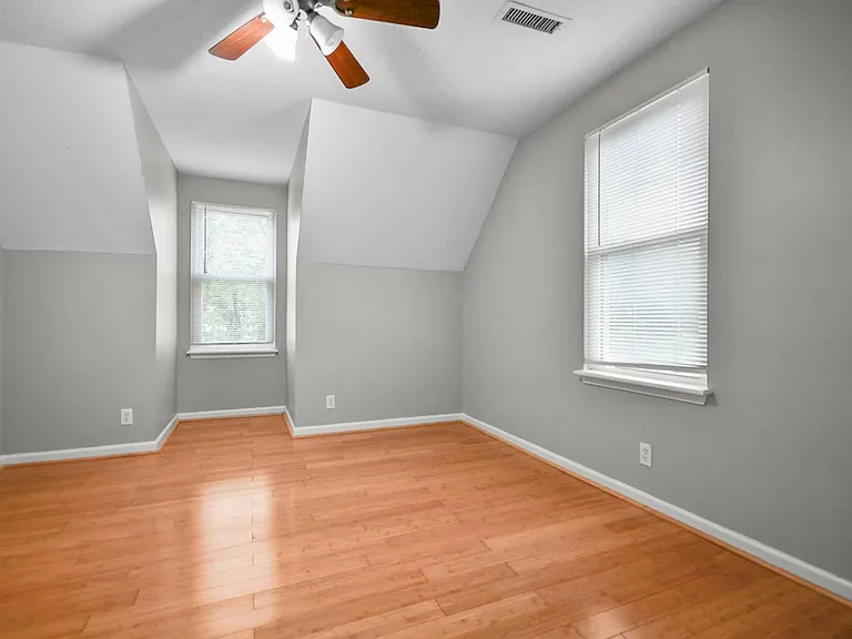 706 Green Valley Ct — Photo 10