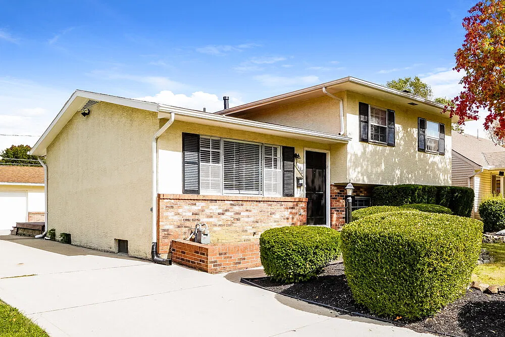 3 bed, 1.5 bath, 1486 sqft, $2,280 — Photo 1