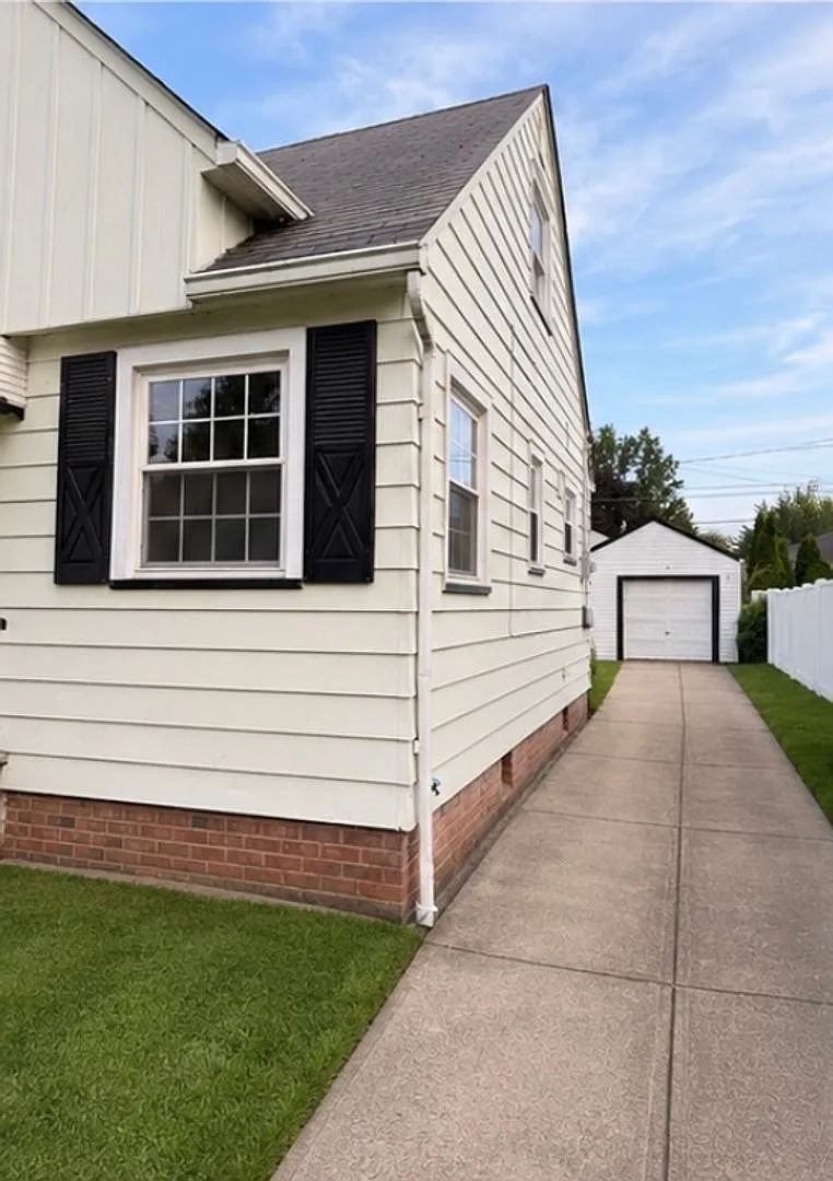 Charming 3-Bedroom Home with Garage in Parma $1,550/Month — Photo 2