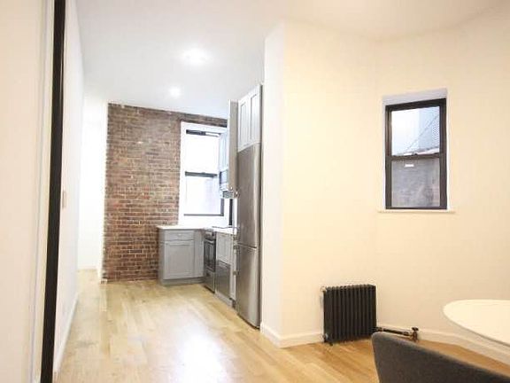 3rd image of 151 Norfolk St #2V