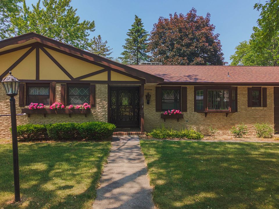 1st image of 13 W Manor Dr