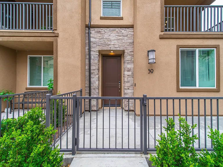 39 Sanctuary Ln — Photo 3