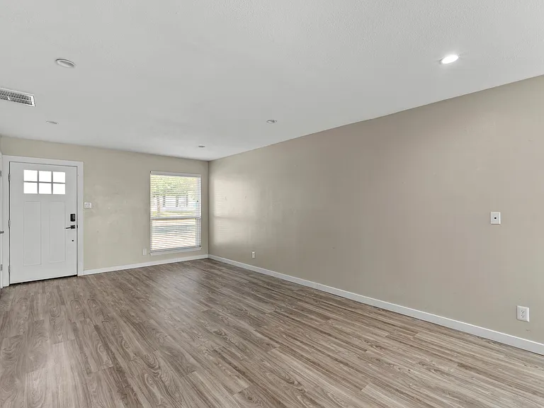 10107 Floyd Dr — Photo 6