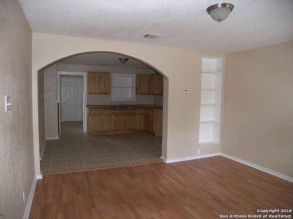 3rd image of 118 Hollyberry Ln