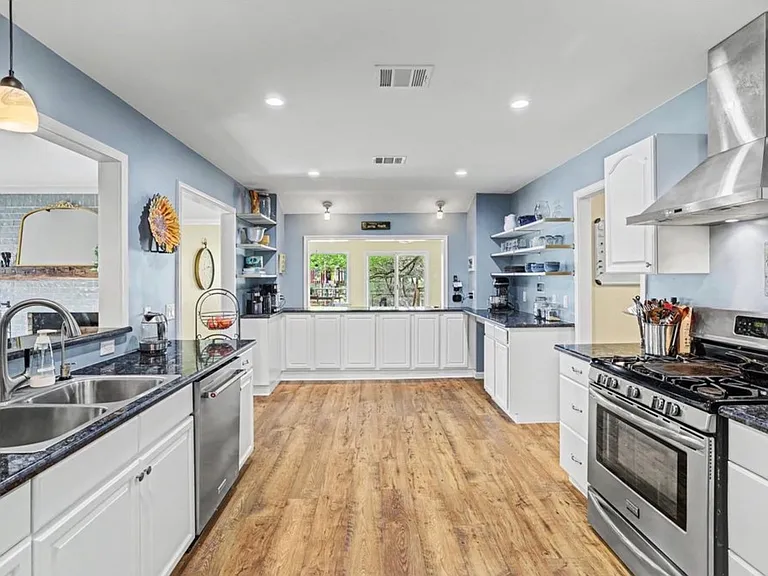 8207 Espanola Trl — Photo 11