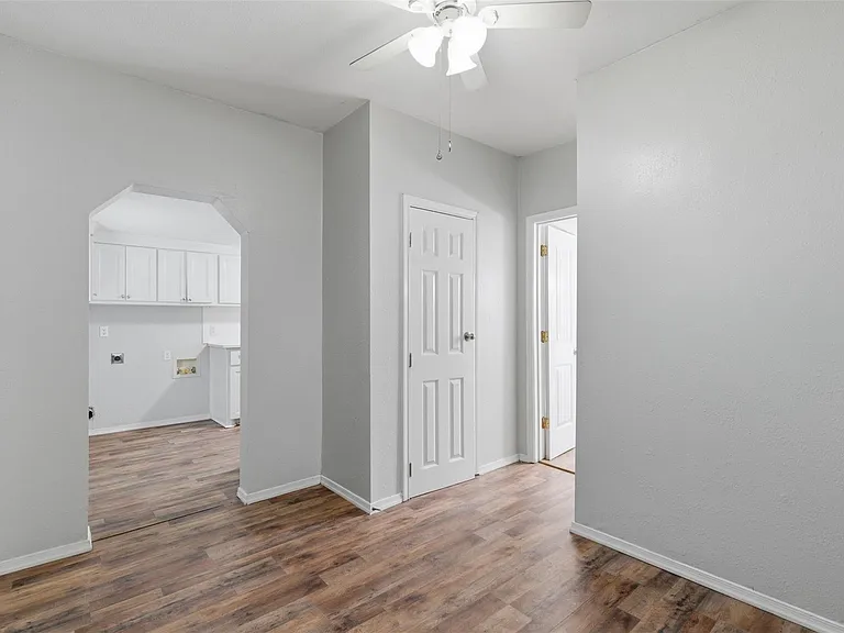 127 E Walker St — Photo 6