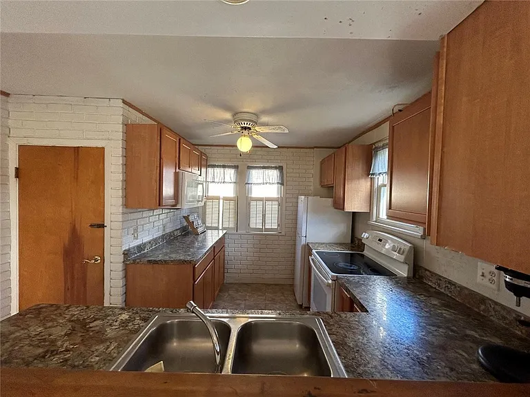 125 Windsor Rd — Photo 17