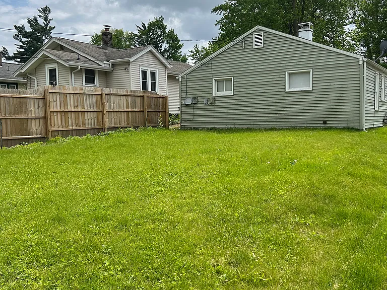 1701 E Donald St — Photo 3