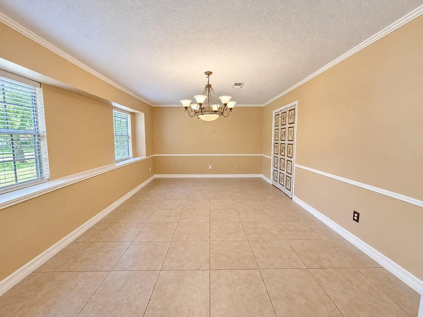 4 bed, 2.5 bath, 2609 sqft, $2,300 — Photo 2