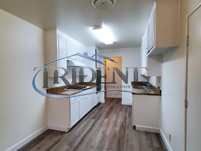 745 Queens Ave — Photo 6