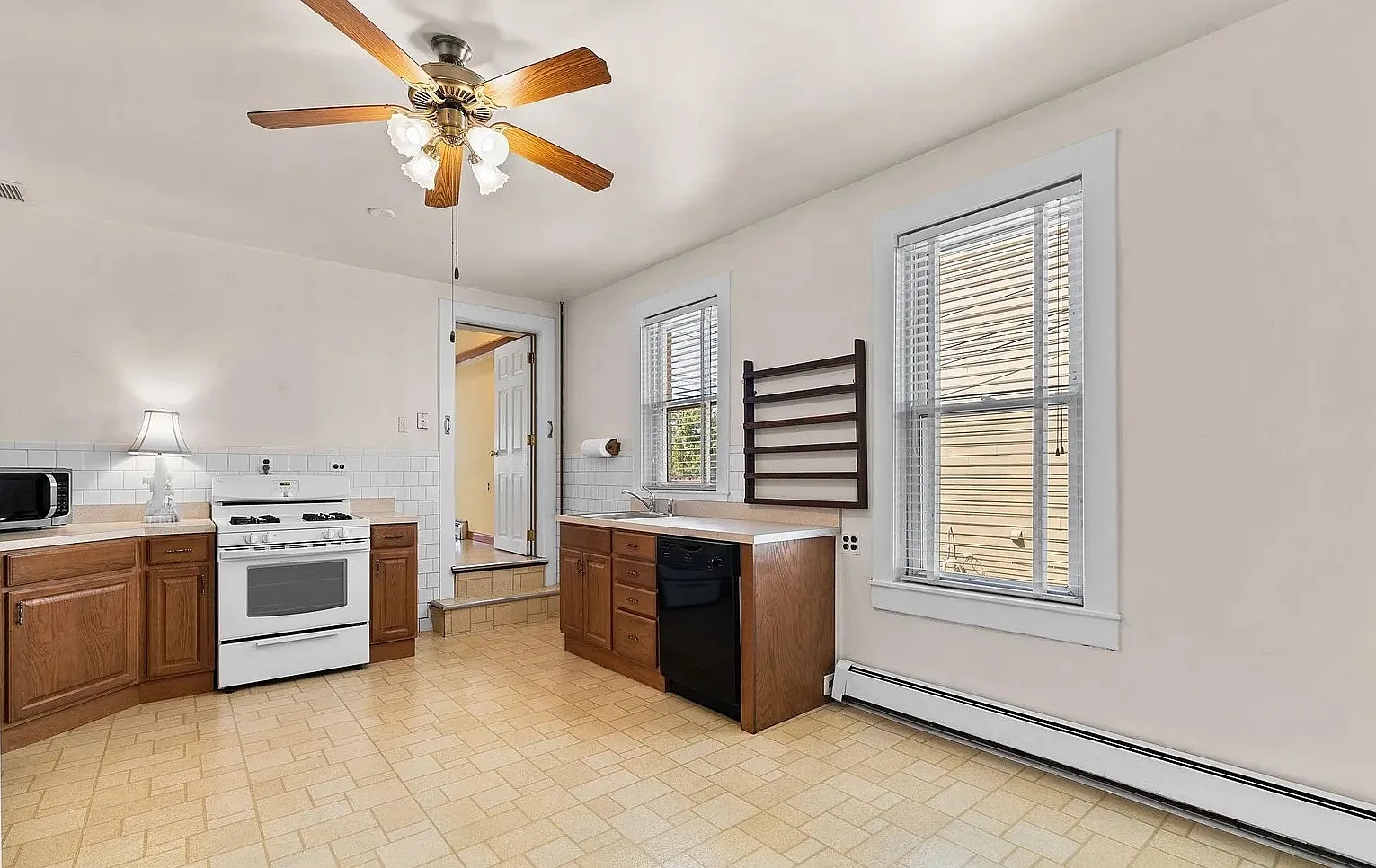 5 bed, 2504 sqft, $4,400 — Photo 4