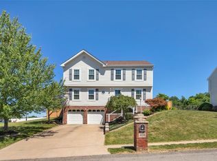 404 Farmcrest Dr, Oakdale, PA 15071