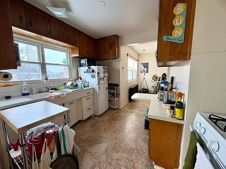 403 W James St — Photo 3