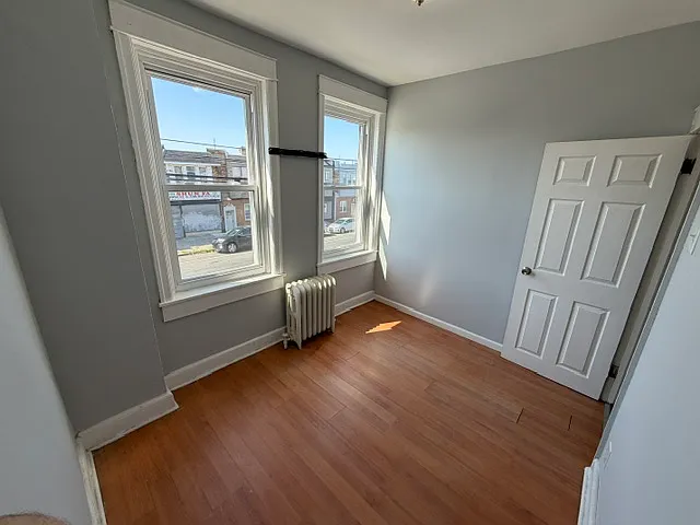 2040 Pratt St — Photo 4