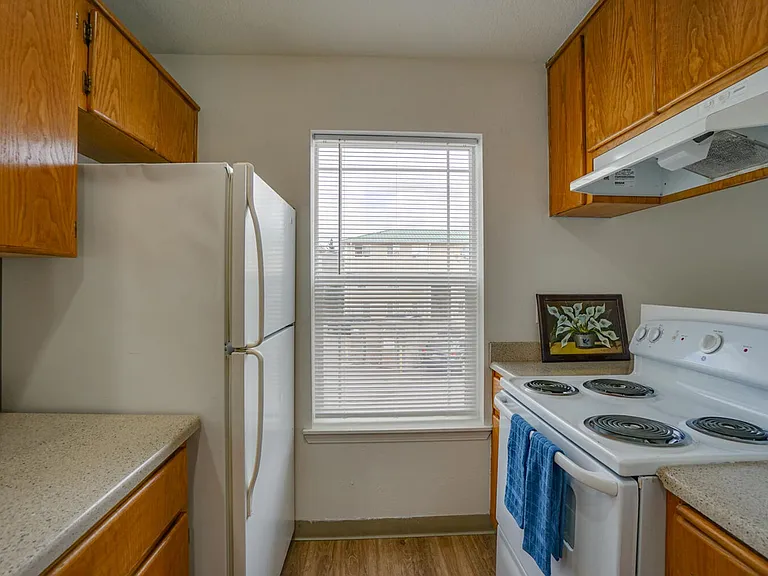 Beverly Rose Apartments — Photo 6