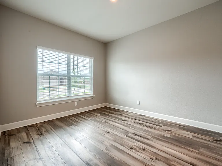 909 Emerson Dr — Photo 13