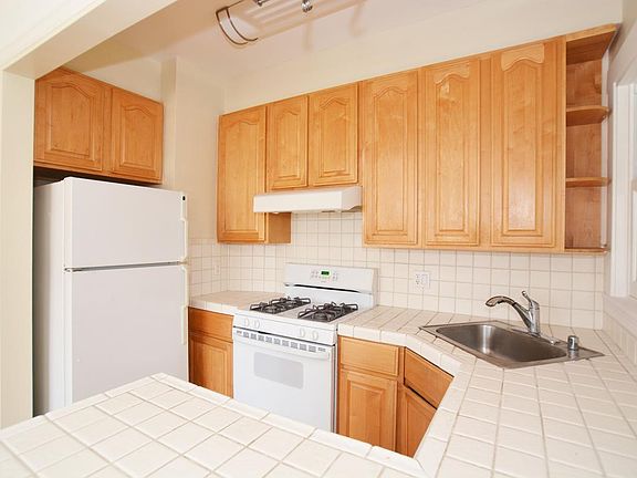 4th image of 5700 California St #4