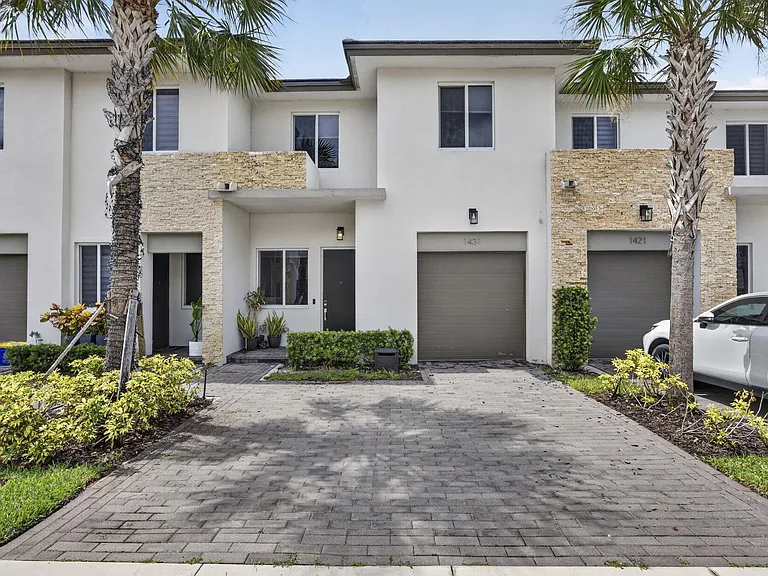 1431 Pioneer Way — Photo 1