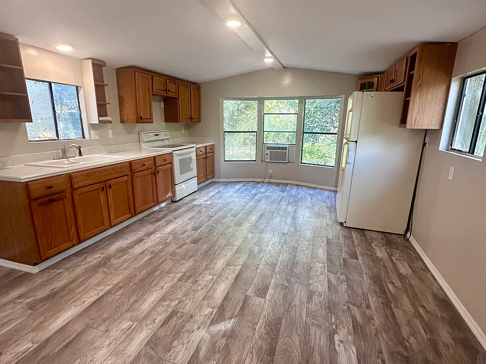 2490 NW Midland Ter