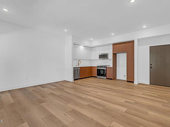 4th image of 139 S Oak Knoll Ave #103