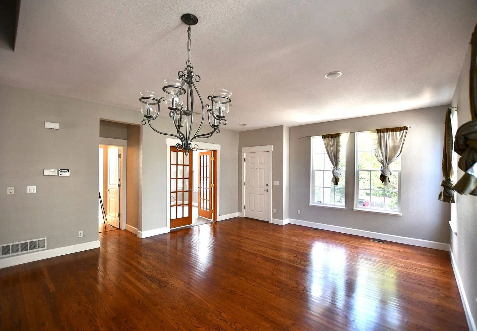 5 bed, 3.5 bath, 3804 sqft, $3,895 — Photo 3