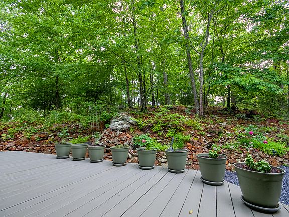 5th image of 151 Stoneybrook Rd