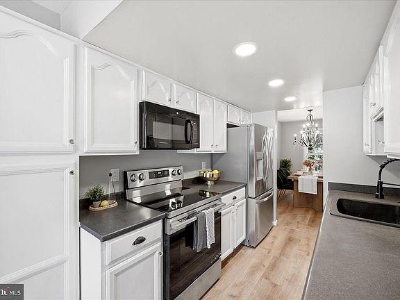 2nd image of 3251 Foothill St