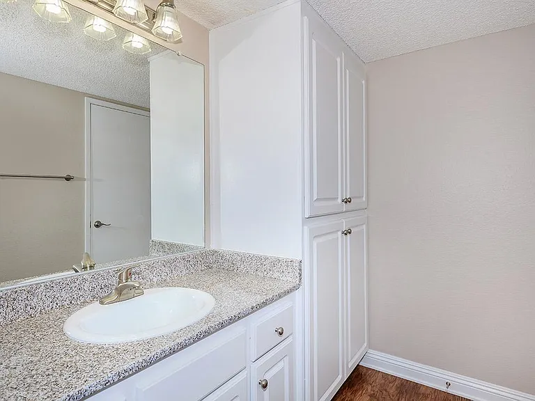 Raintree Apartment Homes — Photo 26