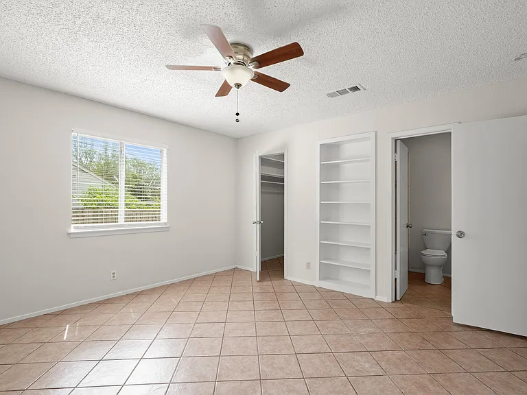 1404 Valleyridge Cir #B — Photo 3
