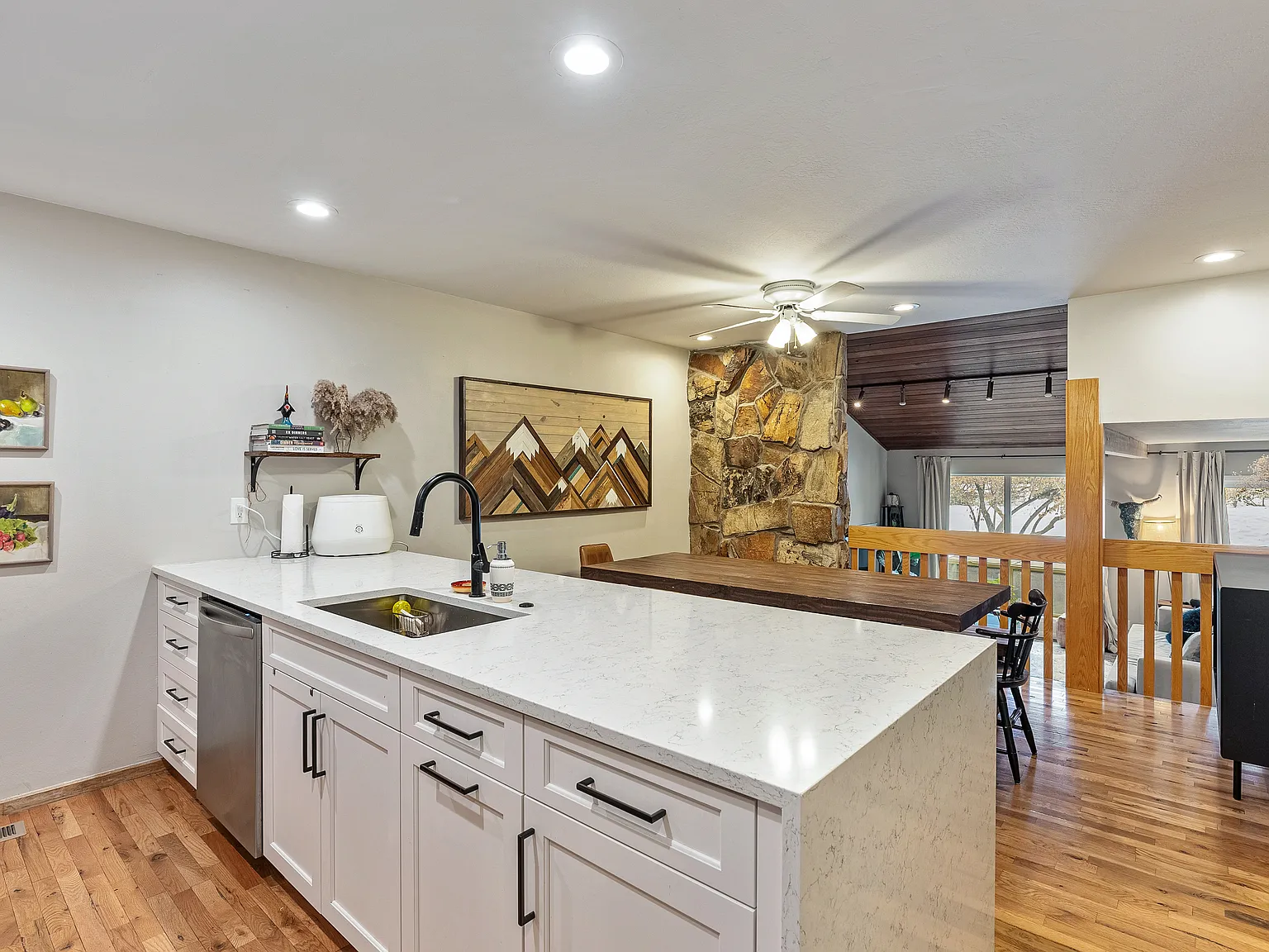 4 bed, 2.5 bath, 2700 sqft, $5,450 — Photo 2