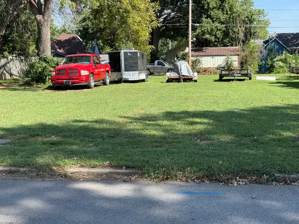 564 S English Ave, Marshall, MO 65340