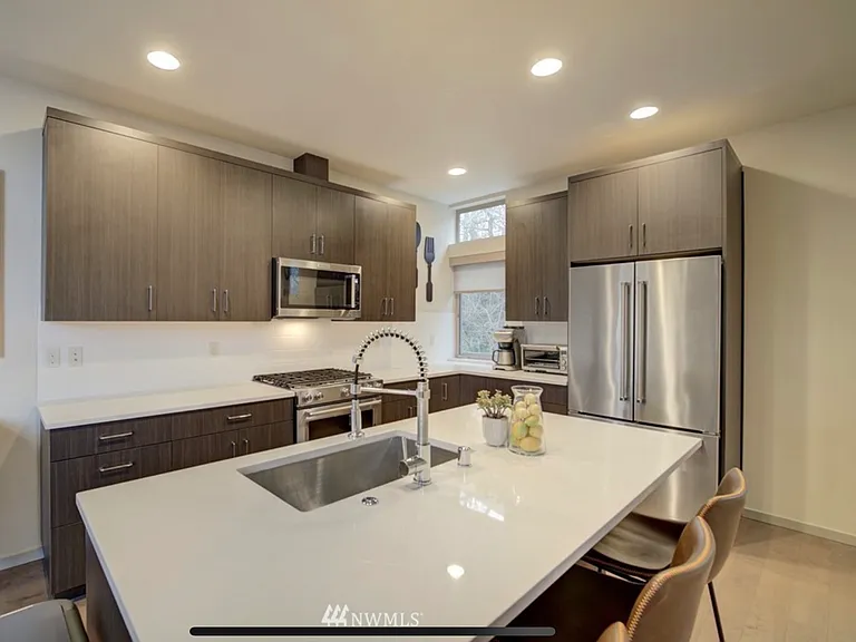 5006 Fauntleroy Way SW — Photo 3