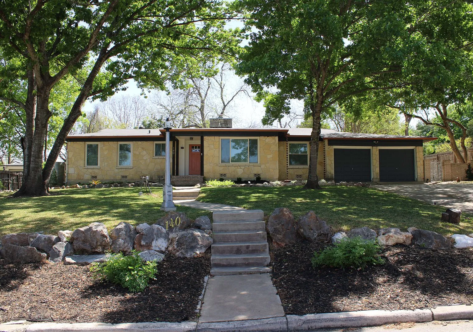 2-Bedroom In Terrell Hills — Photo 1