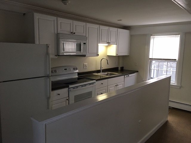 1st image of 395 Essex St APT 3