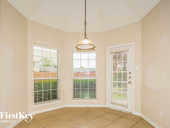 3rd image of 1218 Parkview Trl